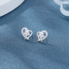 Venta al por mayor de pendientes de botón para mujer de plata de ley 925 con diseño de corazón y flor ahuecados en blanco y circonita