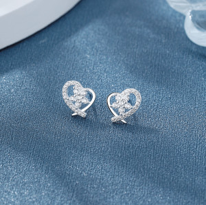 Venta al por mayor de pendientes de botón de plata de ley 925 para mujer con diseño de corazón y flor ahuecados y circonitas