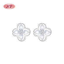 Pendientes de botón de plata de ley 925 con flores blancas y circonita cúbica para mujer al por mayor