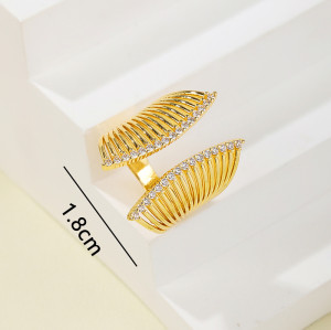 Proveedor de anillos | Joyería de circonitas con diseño geométrico de líneas bañadas en oro de 18 quilates