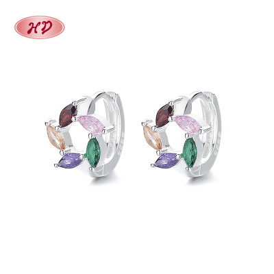 Pendientes Huggie de plata de ley 925 al por mayor en China | Diseño floral de circonitas de colores para mujer