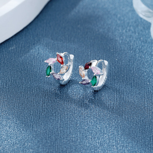 Pendientes Huggie de plata de ley 925 al por mayor en China | Diseño floral de circonitas de colores para mujer