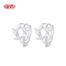 Pendientes de plata 925 al por mayor de China | Pendientes Huggie con flor de circonita blanca para mujer