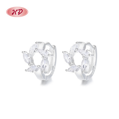 Pendientes de plata 925 al por mayor de China | Pendientes Huggie con flor de circonita blanca para mujer