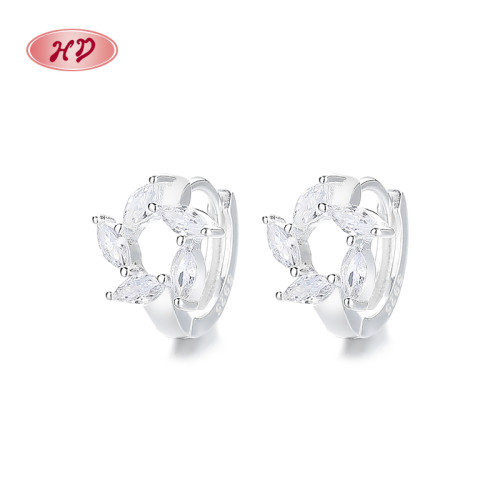 Pendientes de plata 925 al por mayor de China | Pendientes Huggie con flor de circonita blanca para mujer