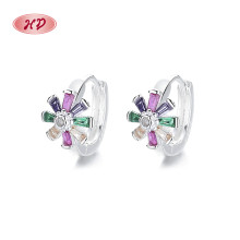 Fabricante de aretes sencillos de plata de ley 925 | Aretes Huggie con flor de circonita color margarita