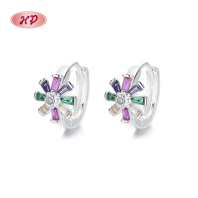 Fabricante de aretes sencillos de plata de ley 925 | Aretes Huggie con flor de circonita color margarita