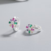 Fabricante de aretes sencillos de plata de ley 925 | Aretes Huggie con flor de circonita color margarita