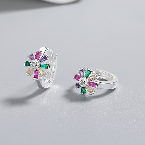 Fabricante de aretes sencillos de plata de ley 925 | Aretes Huggie con flor de circonita color margarita