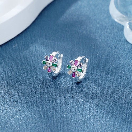 Fabricante de aretes sencillos de plata de ley 925 | Aretes Huggie con flor de circonita color margarita