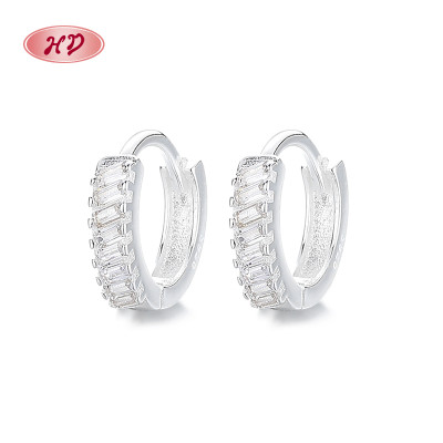 Proveedor de pendientes | Pendientes Huggie de plata 925 con diseño geométrico blanco para mujer