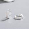 Proveedor de pendientes | Pendientes Huggie de plata 925 con diseño geométrico blanco para mujer