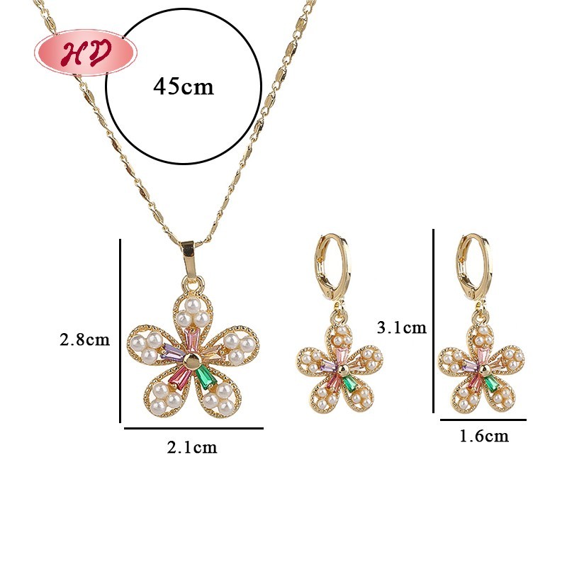 Delicado conjunto de joyas con flores brillantes