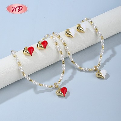 Conjunto de aretes y collar de corazón de oro de 18 quilates para mujer | Joyería de latón al por mayor para bodas