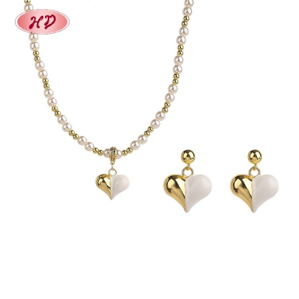 Conjunto de joyas de corazón chapado en oro de 18 quilates | aretes y collar para un estilo elegante