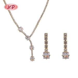 Conjunto de joyas con circonitas cerezas y baño de oro de 18 quilates | Selección de moda al por mayor