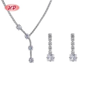 Conjunto de collar y aretes de circonita cúbica cuadrada bañados en oro de 18 quilates | Joyería de lujo al por mayor