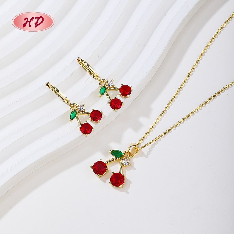 Conjunto de collar y aretes de cereza bañados en oro de 18 quilates