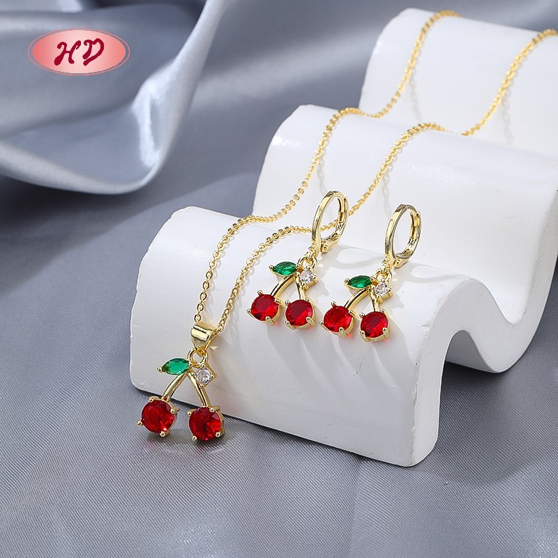 Conjunto de collar y aretes de cereza bañados en oro de 18 quilates