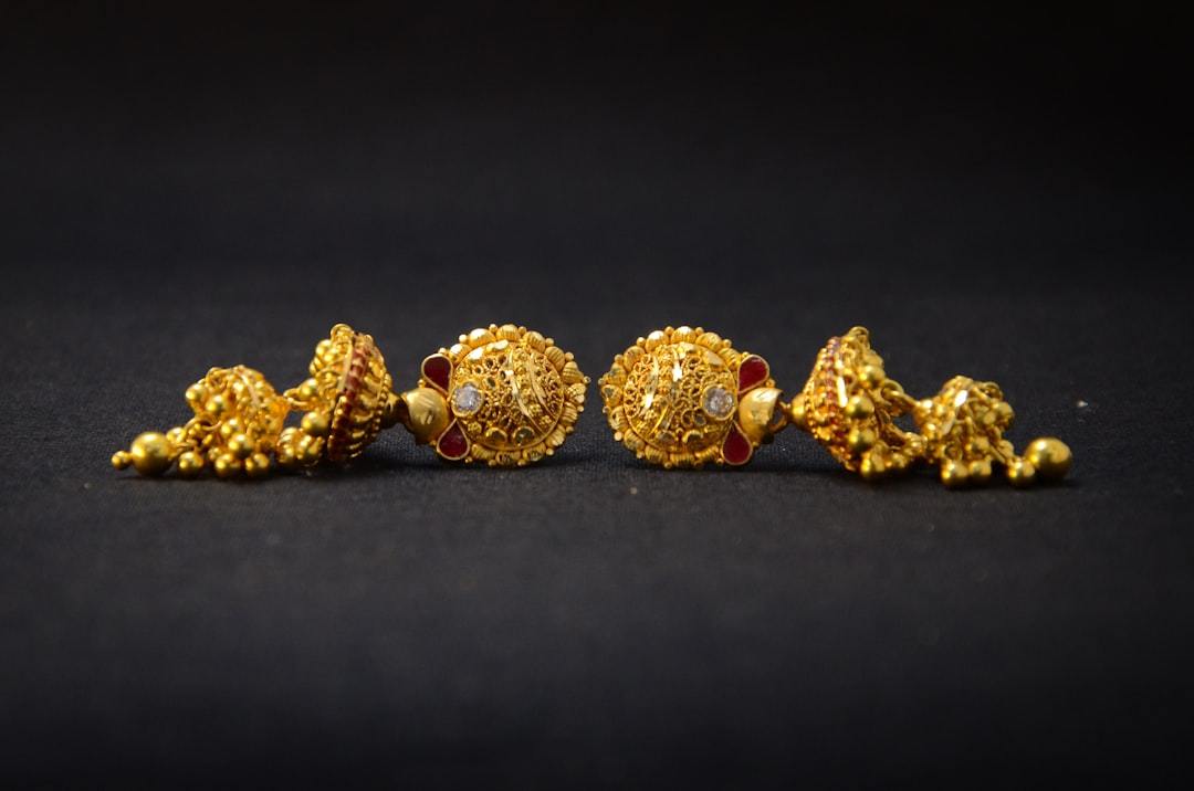 The Ultimate Guide to Women's Huggie Earrings: Style, Versatility, and Timeless Appeal