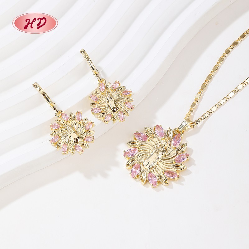 Elegante conjunto de collar y aretes con flores en oro de 18 quilates