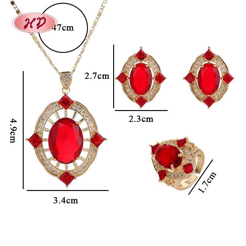 Conjunto de anillo, collar y aretes con gemas rojas en oro de 18 quilates