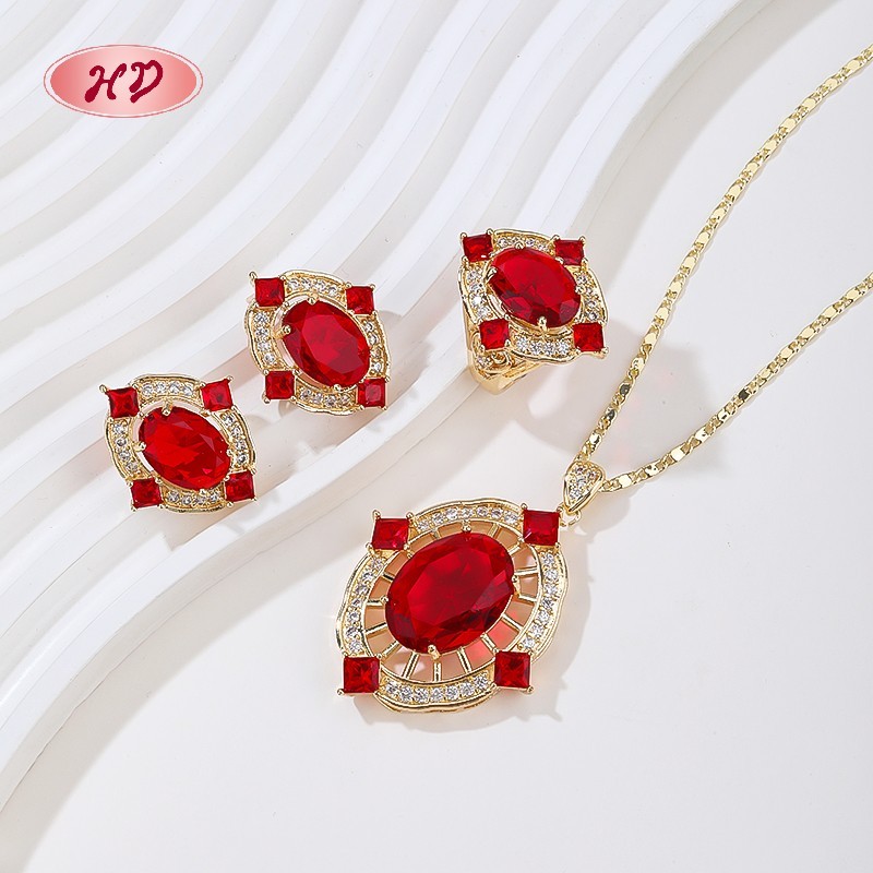 Conjunto de anillo, collar y aretes con gemas rojas en oro de 18 quilates