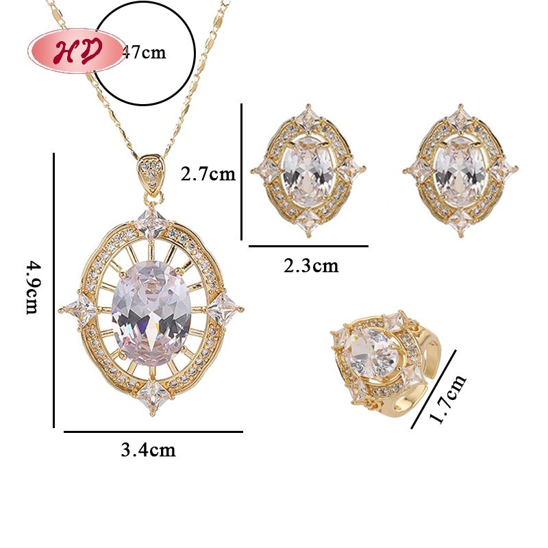 Conjunto de anillo, collar y aretes con gemas rojas en oro de 18 quilates