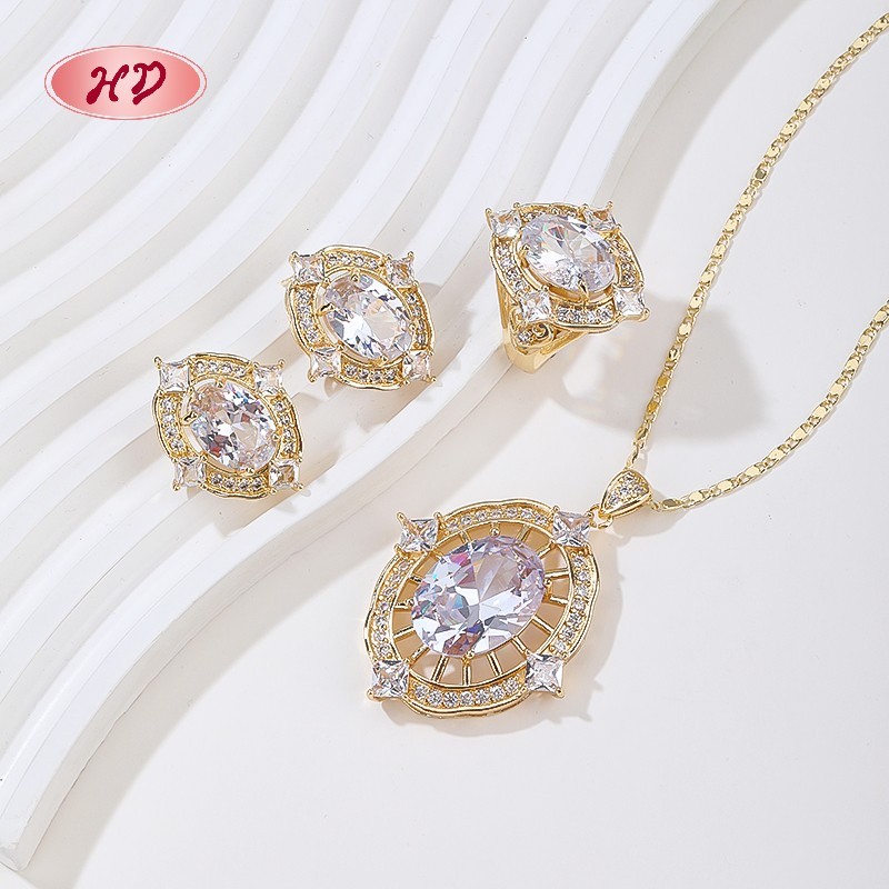 Conjunto de anillo, collar y aretes de oro blanco de 18 quilates