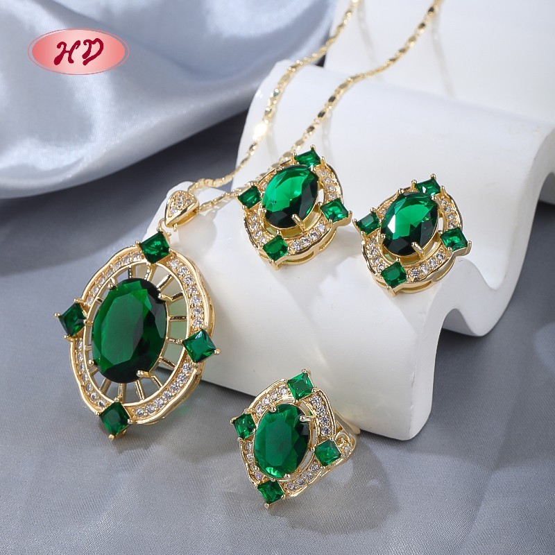 Conjunto de anillo, collar y aretes con gemas rojas en oro de 18 quilates
