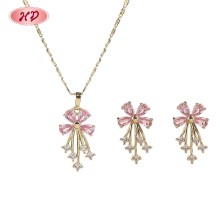 Elegante conjunto de collar y aretes de flores chapados en oro de 18 quilates con circonita rosa para mujer