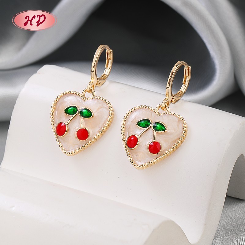 Modernos aretes de aro con forma de corazón en oro de 18 quilates