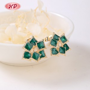Elegantes aretes geométricos chapados en oro de 18 quilates con diseño de hojas a granel para deportistas