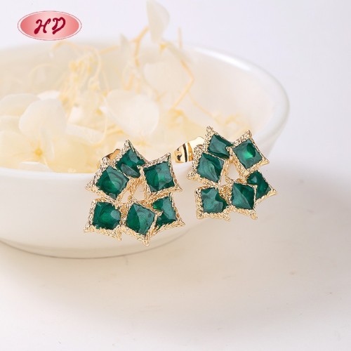 Elegantes aretes geométricos chapados en oro de 18 quilates con diseño de hojas a granel para deportistas