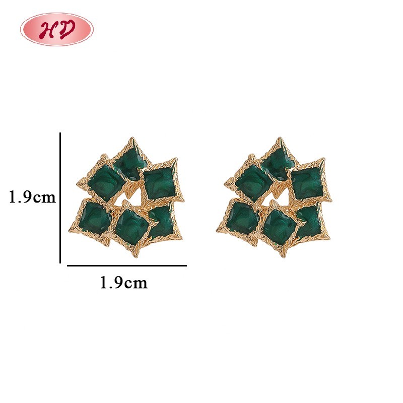 Elegantes aretes geométricos chapados en oro de 18 quilates con diseño de hojas a granel para deportistas