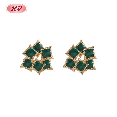Elegantes aretes geométricos chapados en oro de 18 quilates con diseño de hojas a granel para deportistas