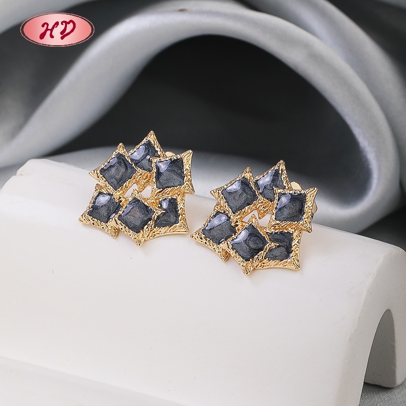 Elegantes aretes geométricos chapados en oro de 18 quilates con diseño de hojas a granel para deportistas