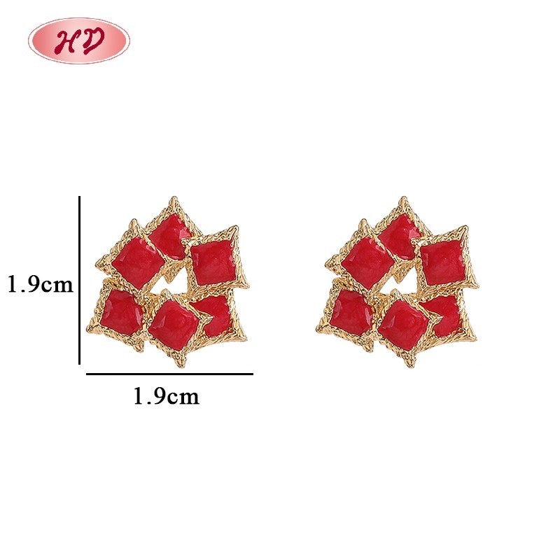 Elegantes aretes geométricos chapados en oro de 18 quilates con diseño de hojas a granel para deportistas