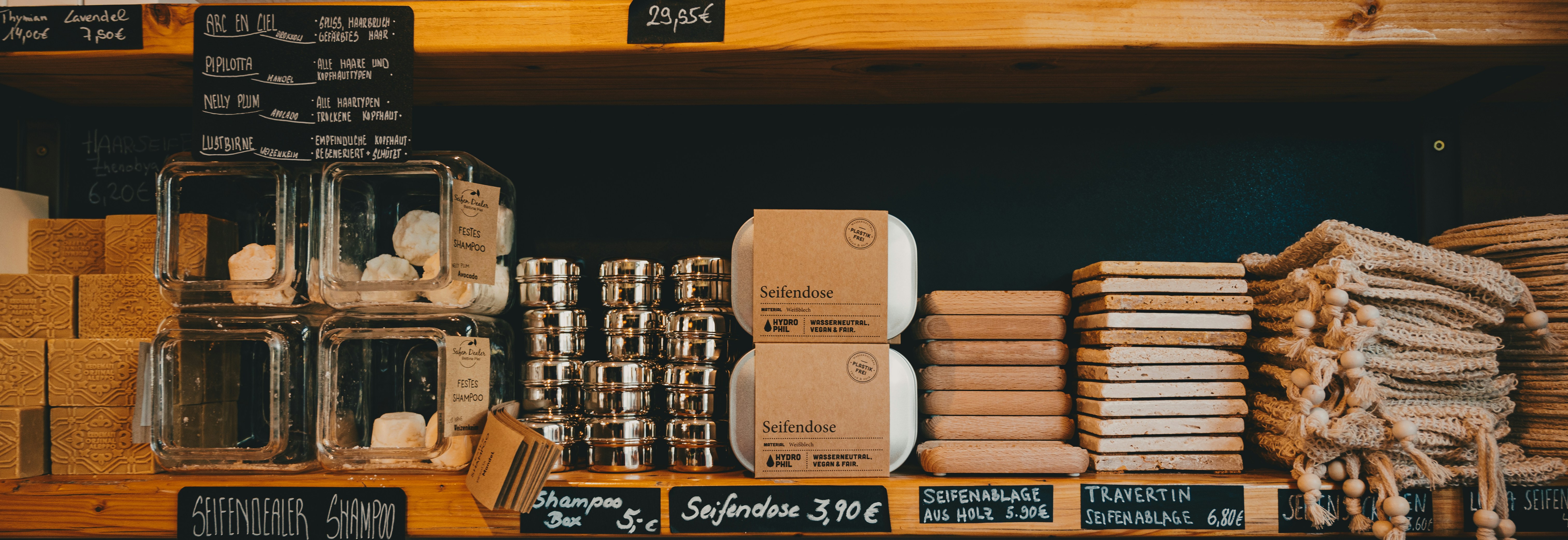 A graphic illustrating the concept of MOQ, showing a supplier and a retailer with an arrow indicating the minimum order quantity.