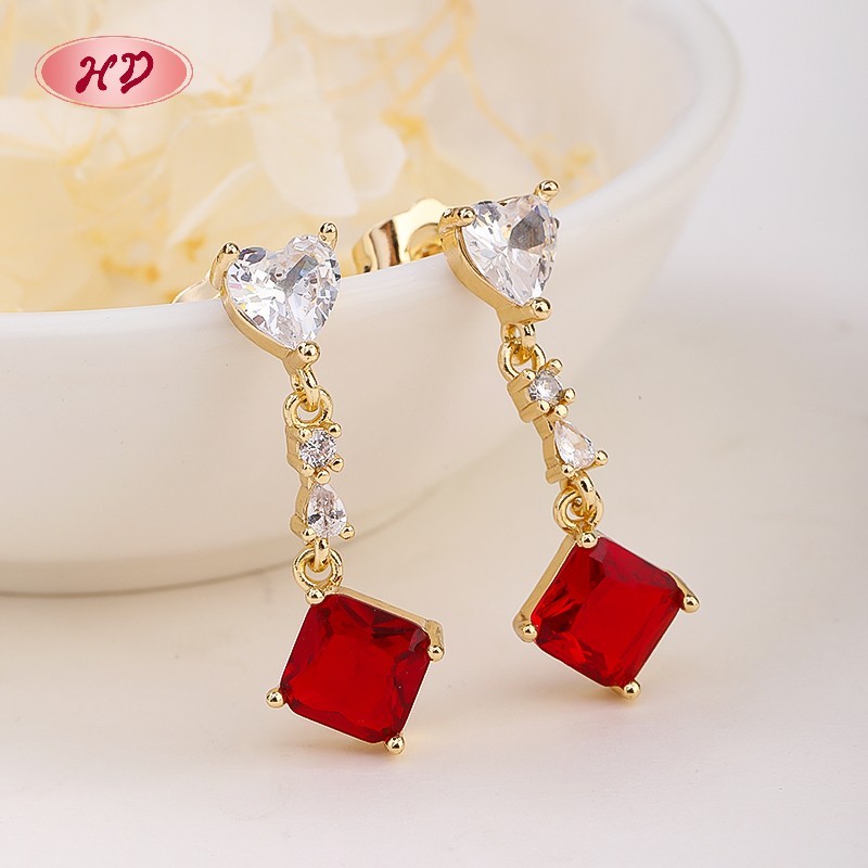 Niedliche Quadratische Ohrringe Aus 18-Karätig Vergoldetem Metall Mit Rotem Zirkon