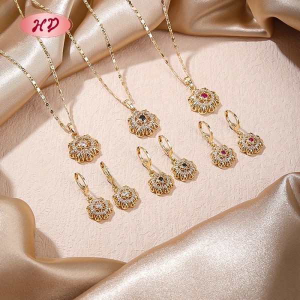 Parure de bijoux plaquée or 18 carats et cuivre | Boucles d'oreilles et collier élégants au motif floral