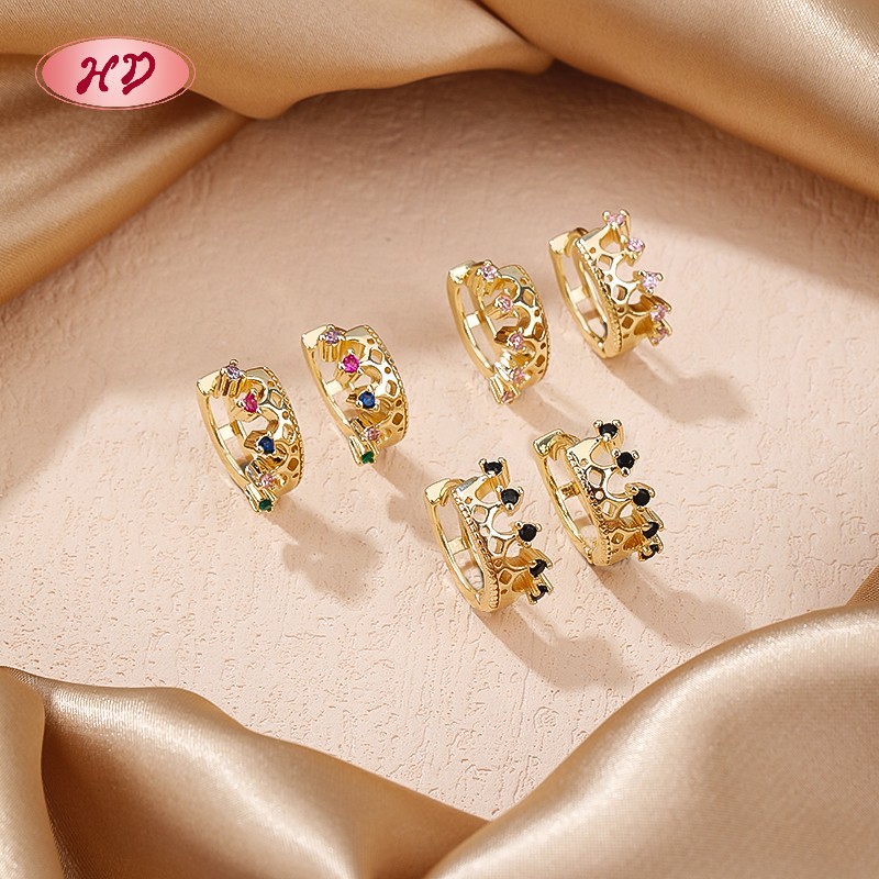 Aretes huggie con motivo