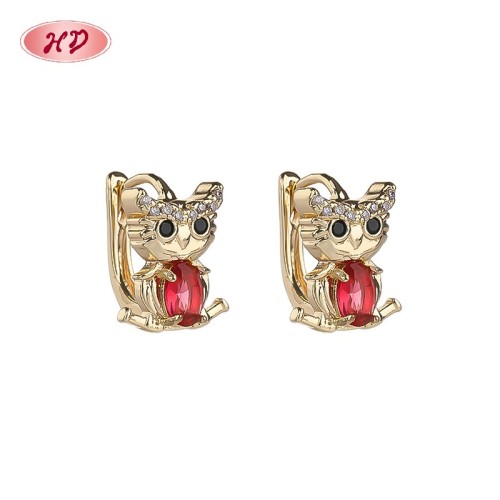 Pendientes Huggie con gato chapados en oro de 18 quilates | Pendientes de latón con circonita para mujer