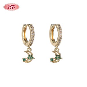 Pendientes Huggie Star Moon chapados en oro de 18 quilates de Hengdian Jewelry | Aleación de cobre con circonita cúbica