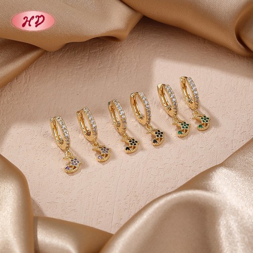 Pendientes Huggie Star Moon chapados en oro de 18 quilates de Hengdian Jewelry | Aleación de cobre con circonita cúbica