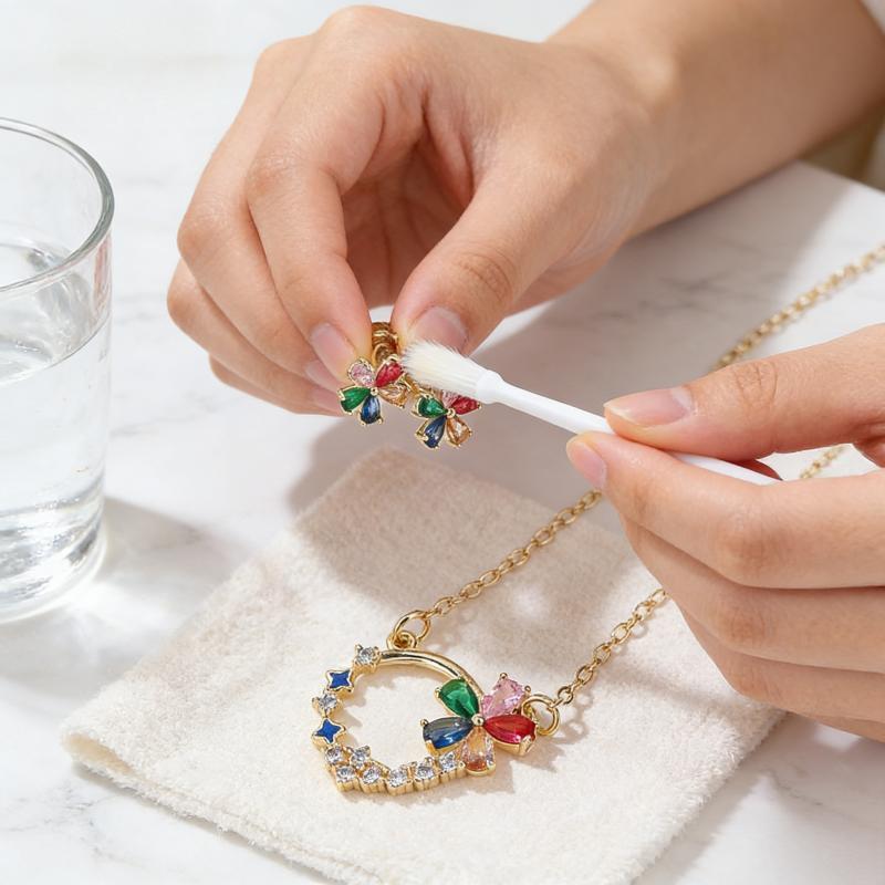 ¿Cómo limpiar eficazmente joyas bañadas en oro de 18 quilates para conseguir un brillo duradero?