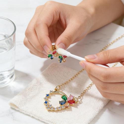 ¿Cómo limpiar eficazmente joyas bañadas en oro de 18 quilates para conseguir un brillo duradero?