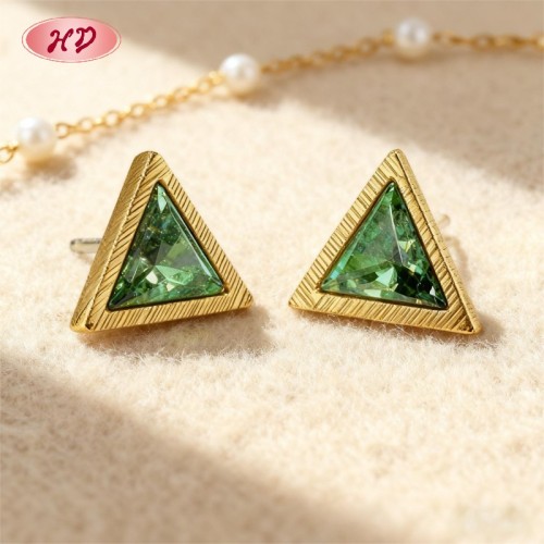 Boucles d'oreilles puces triangulaires plaquées or 18 carats | Bijoux pour femmes actives (vente en gros) | Idée cadeau