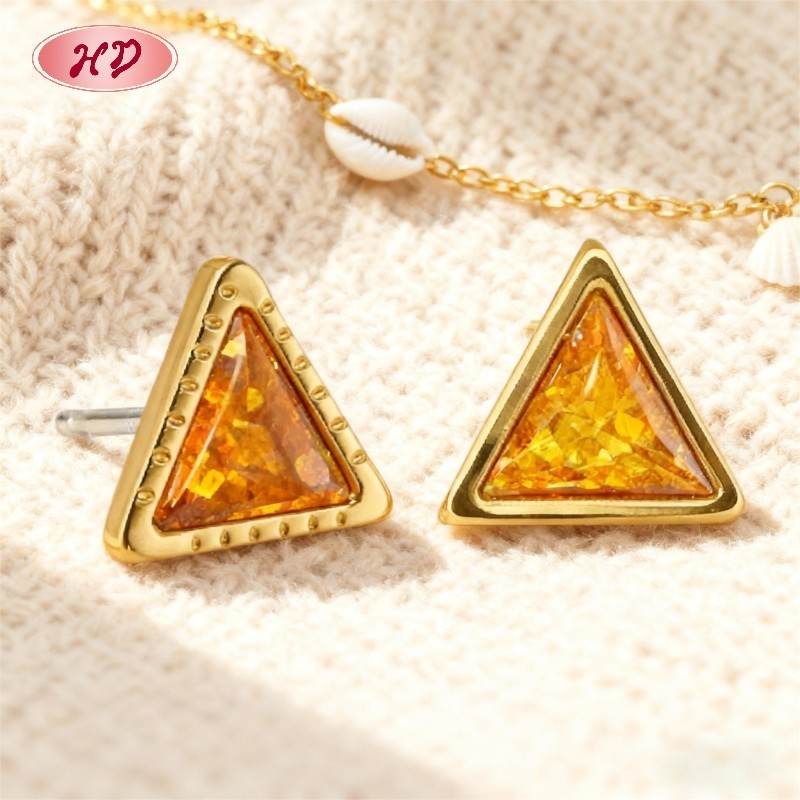 Boucles d'oreilles puces triangulaires plaquées or 18 carats