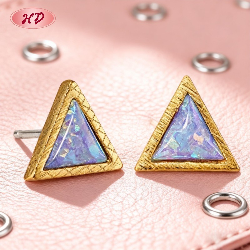Boucles d'oreilles puces triangulaires plaquées or 18 carats